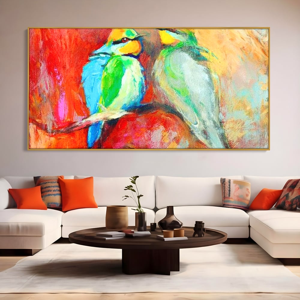 Tablou canvas cu tablou canvas cu doua pasari colorate pe creanga, in rama de aluminiu auriu, pe perete intr-un living